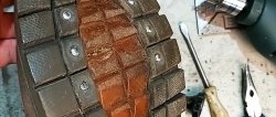 Cómo hacer clavos para zapatos usando clavos de un neumático viejo