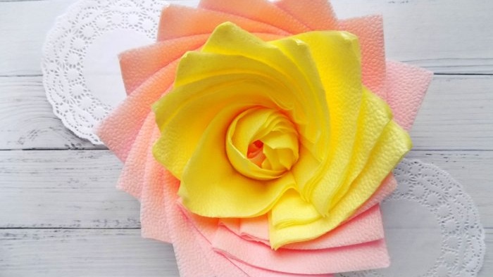 So basteln Sie im Handumdrehen eine üppige Blume aus Papierservietten und verwandeln Ihren Feiertagstisch