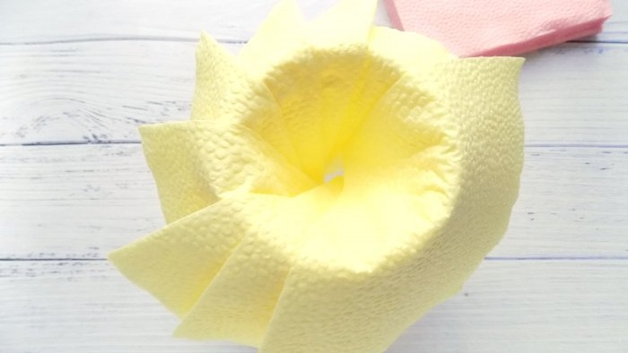 วิธีทำดอกไม้อันเขียวชอุ่มจากกระดาษเช็ดปากในเวลาไม่นานและเปลี่ยนตารางวันหยุดของคุณ