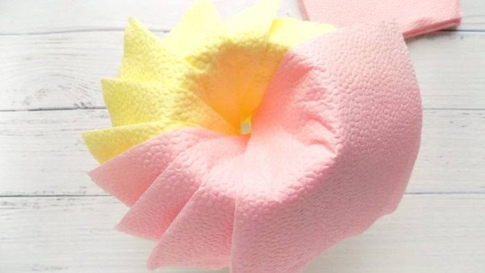 Ako rýchlo vyrobiť sviežu kvetinu z papierových obrúskov a premeniť váš sviatočný stôl