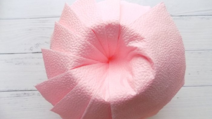 Hvordan lage en frodig blomst fra papirservietter på kort tid og forvandle feriebordet ditt