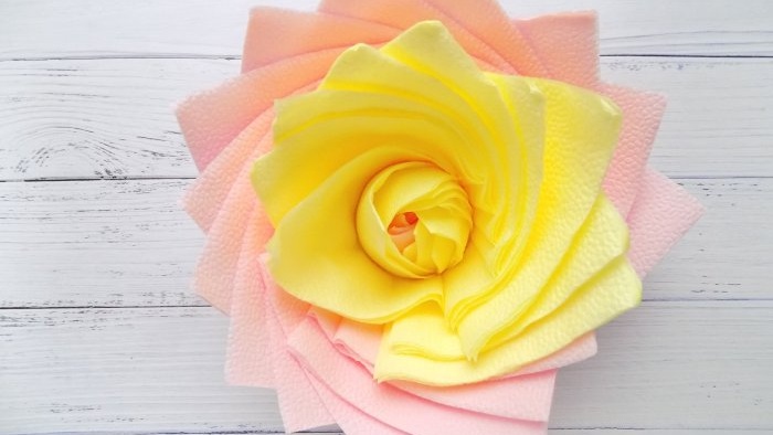 Zo maak je in een handomdraai een weelderige bloem van papieren servetten en tover je je feesttafel om