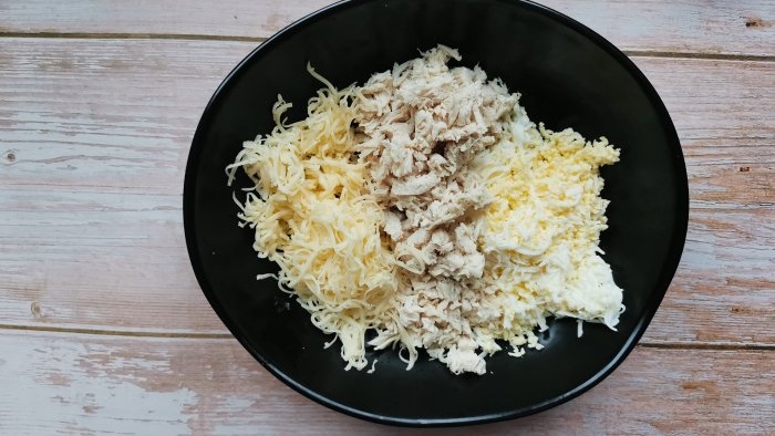 Мандарине са пилећим сиром и белим луком