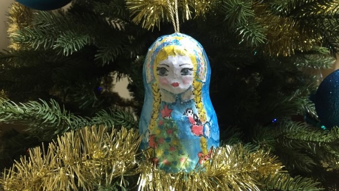 Kalėdų eglutės žaislas Snow Maiden pagamintas iš papjė mašė