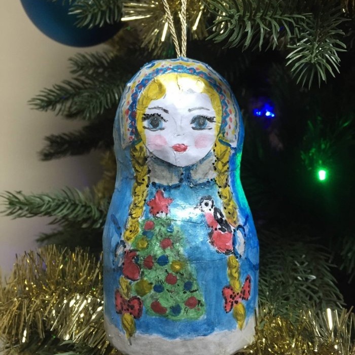 Mainan pokok Krismas Snow Maiden diperbuat daripada papier-mâché
