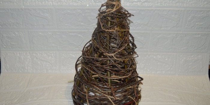 Vánoční strom vyrobený z větví