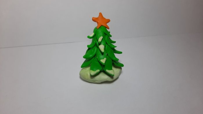 Jak vyrobit krásný vánoční stromek z plastelíny