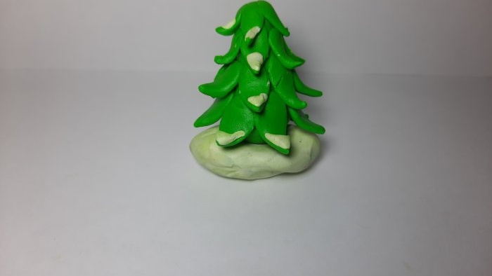 Cómo hacer un hermoso árbol de Navidad con plastilina.