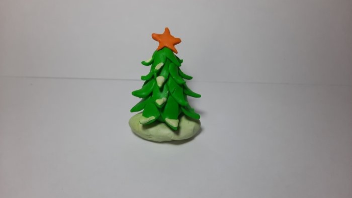 Cómo hacer un hermoso árbol de Navidad con plastilina.
