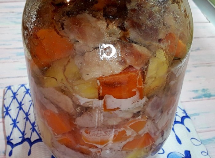 How to cook meat and vegetables in a jar