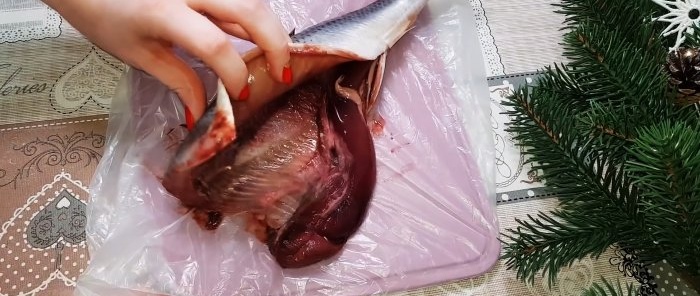 Cara cepat mengupas fillet herring tanpa tulang