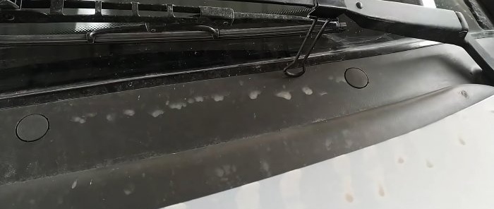 How to make a holder from a paper clip and forget about freezing windshield wipers