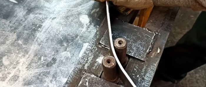 Kaip iš metalo laužo pagaminti paprastą prietaisą, skirtą greitai sulenkti vamzdį į žiedą