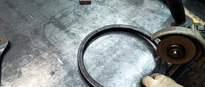 Hogyan készítsünk fémhulladékból egy egyszerű eszközt a cső gyors gyűrűvé hajlításához