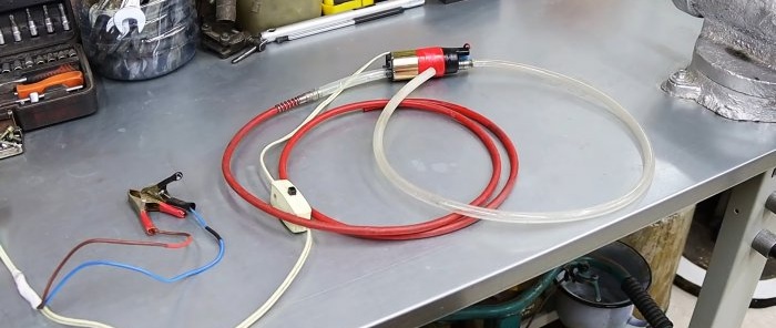 Come realizzare un dispositivo di pompaggio universale da una vecchia pompa del carburante