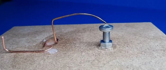 Hvordan lage en fotomotstand fra en skrue og et stykke ledning