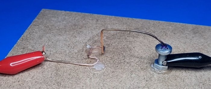 Cómo hacer un fotorresistor con un tornillo y un trozo de alambre.