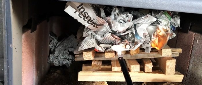 Come mettere la legna in una stufa per aumentare più volte il tempo di combustione