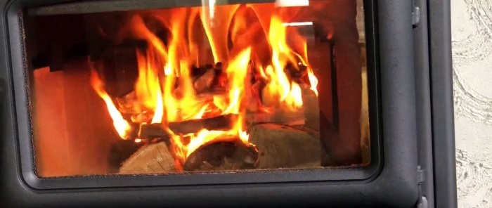 Cum să pui lemne într-o sobă pentru a crește timpul de ardere de mai multe ori