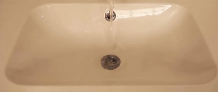 Slik rengjør du en vask og badekaravløp uten å demontere sifonen
