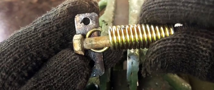 Come realizzare un chiudiporta con una molla e un catenaccio