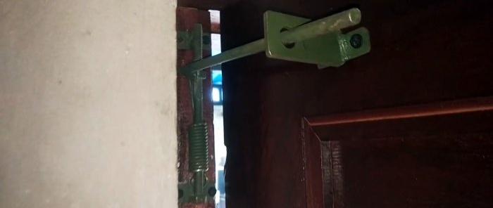 Bagaimana untuk membuat pintu lebih dekat dari spring dan bolt