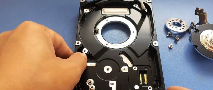 Hvordan lage en 12V induksjonskomfyr i en gammel harddiskkasse