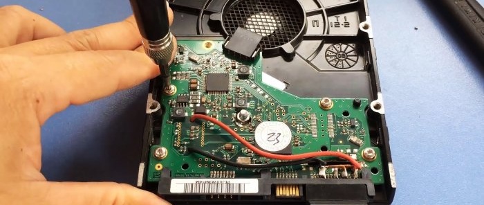 Come realizzare un fornello a induzione da 12 V in un vecchio case del disco rigido