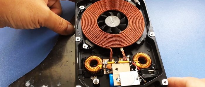 Hvordan lage en 12V induksjonskomfyr i en gammel harddiskkasse
