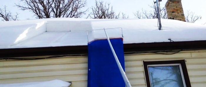 כיצד להכין כלי להסרה מהירה של שלג מהגג מבלי לעלות על הגג