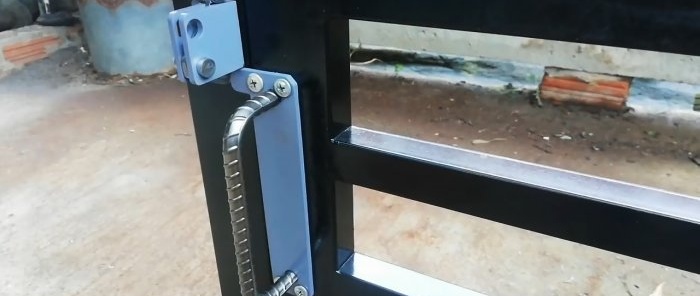 How to make a self-closing door latch with a handle from leftover metal