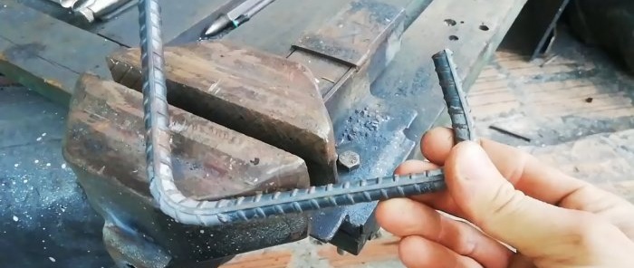 Hoe maak je van overgebleven metaal een zelfsluitende deurgrendel met een handvat?