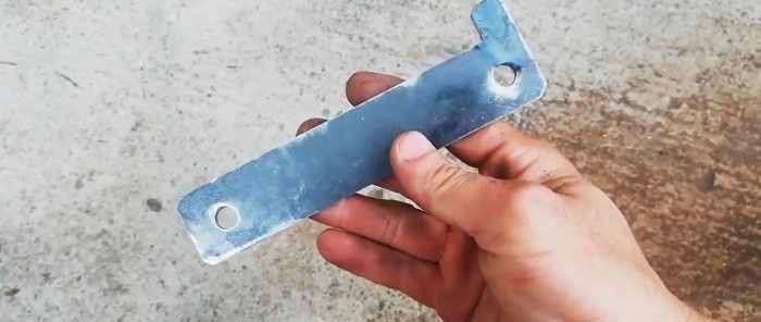 Hvordan lage en selvlukkende dørlås med håndtak av metallrester