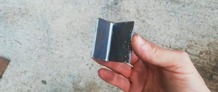 Πώς να φτιάξετε ένα μάνδαλο πόρτας που κλείνει μόνο του με λαβή από μέταλλο που έχει απομείνει