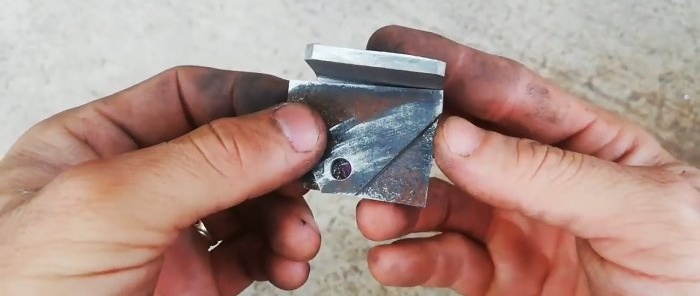 Kako od ostataka metala napraviti zasun za vrata koji se sam zatvara s ručkom