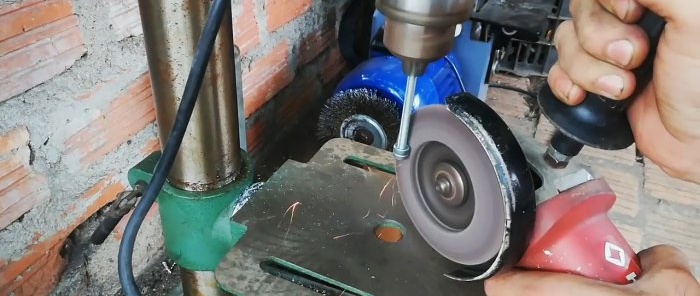 Hvordan lage en selvlukkende dørlås med håndtak av metallrester