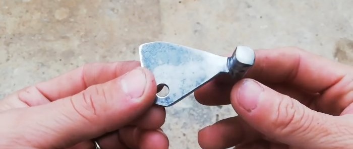 Artık metalden saplı, kendiliğinden kapanan bir kapı mandalı nasıl yapılır