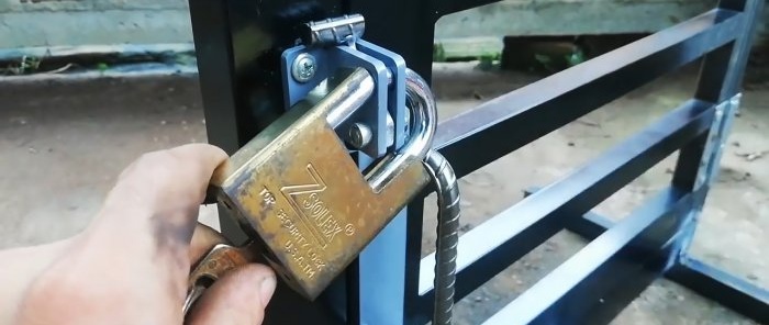 Πώς να φτιάξετε ένα μάνδαλο πόρτας που κλείνει μόνο του με λαβή από μέταλλο που έχει απομείνει
