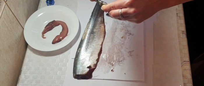 Isang paraan ng pagpunit upang mabilis na maputol ang herring sa mga boneless fillet