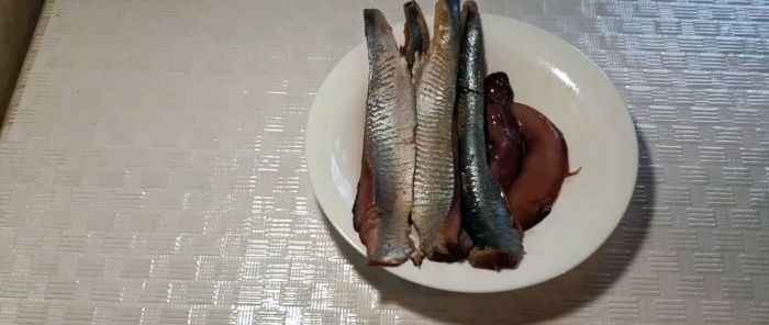 Kaedah koyak untuk memotong herring menjadi fillet tanpa tulang dengan cepat