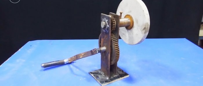 Ręczna temperówka DIY wykonana ze starych kół zębatych