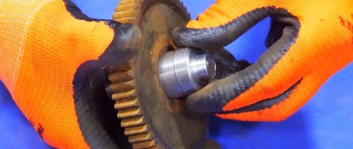 DIY hand sharpener made from old gears