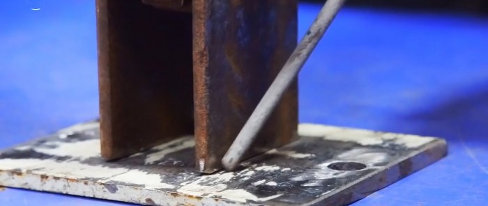 Esmoladora manual de bricolatge feta amb engranatges antics