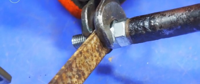 Dụng cụ mài tay DIY làm từ bánh răng cũ