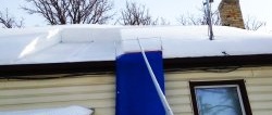 Hur man gör ett verktyg för att snabbt ta bort snö från taket, utan att klättra upp på taket