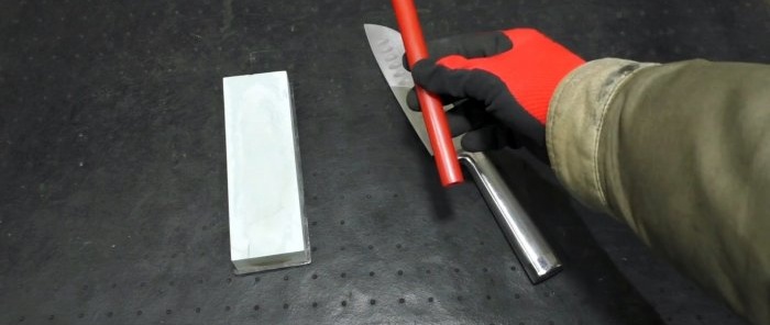 1 trick for at gøre det nemmere at slibe en kniv til en barbermaskine ved hjælp af en hvæsesten