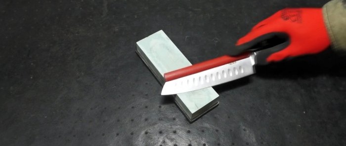 1 trucco per rendere più semplice affilare un coltello su un rasoio utilizzando una pietra per affilare