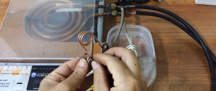 Como fazer um aquecedor instantâneo a partir de um fogão de indução para forjar e endurecer metal