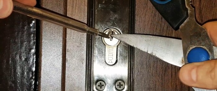 2 módszer a törött kulcs eltávolítására az ajtózárból