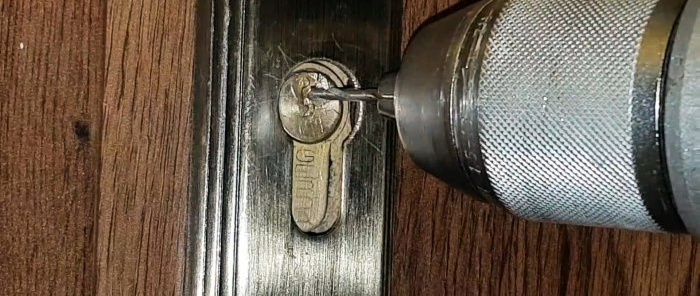 2 maneres de treure una clau trencada d'un pany de porta
